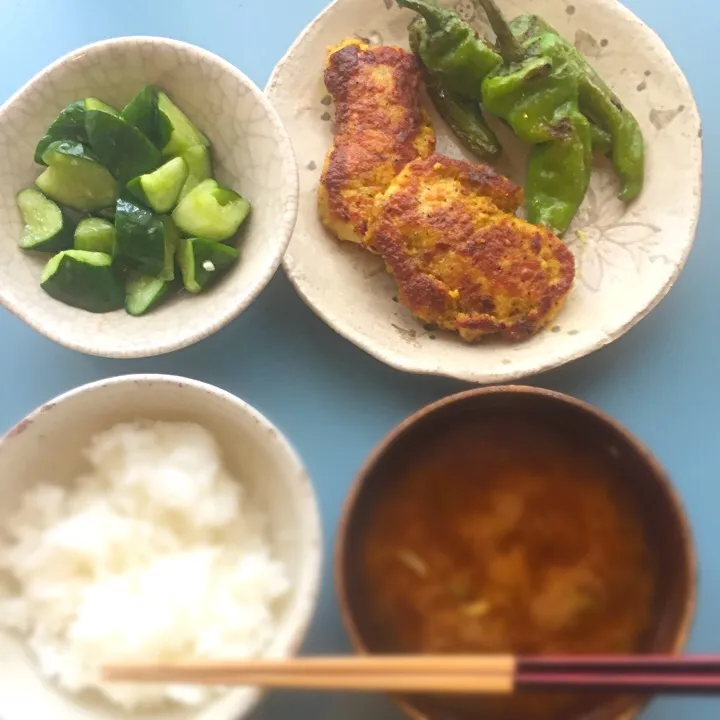 Snapdishの料理写真:お昼ご飯。
カレー風味の豚焼き
きゅうりの浅漬け
オクラのお味噌汁
ごはん|空飛ぶペンギンさん