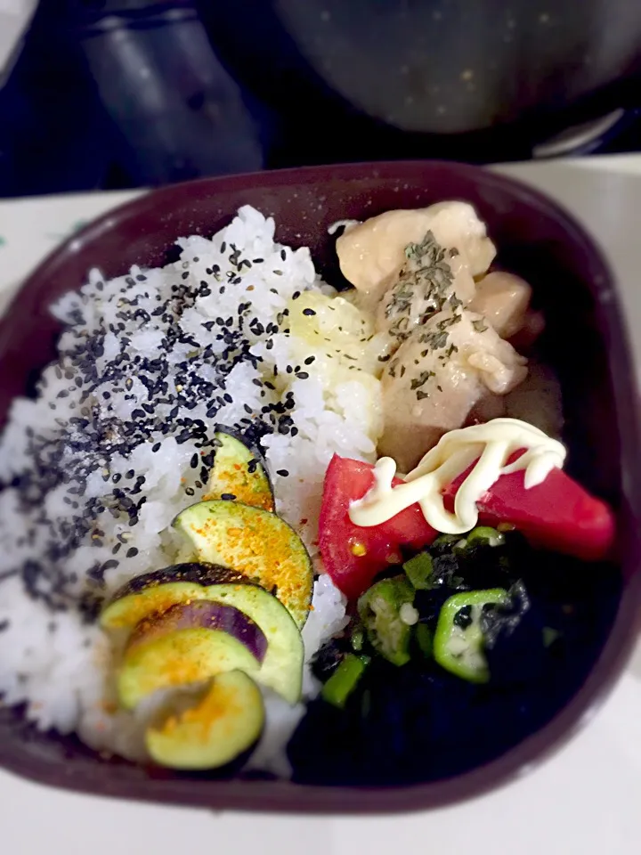 パパお弁当🍱  鶏モモ肉とエリンギのクリーム煮  わかめとオクラの酢の物  茄子の漬物  トマトサラダ  ゴマ塩|ch＊K*∀o(^^*)♪さん