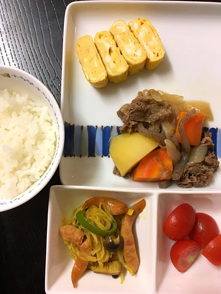 肉じゃが、だし巻き玉子、切り干し大根のカレー炒め、ミニトマト、ご飯

#ムスメご飯|mossan＠OSAKAさん