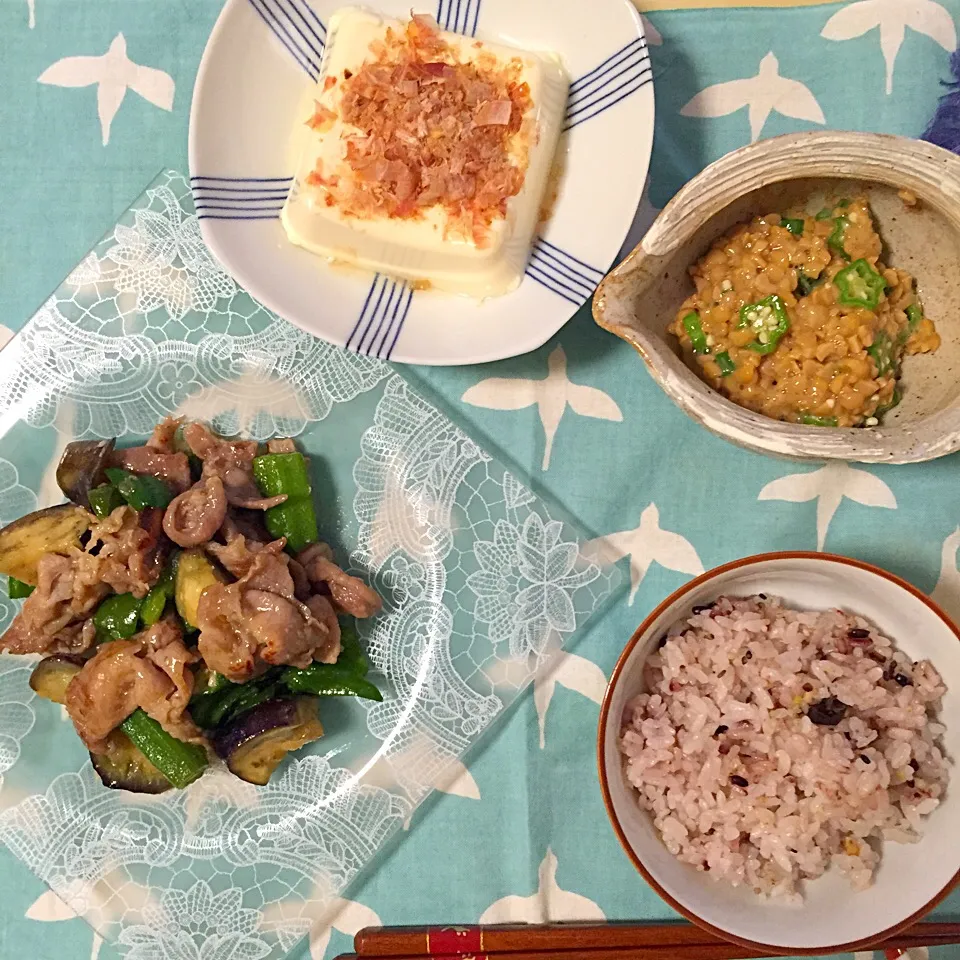 夏ごはん。冷奴、オクラ納豆、夏野菜と豚肉の塩麹炒め|めしさん