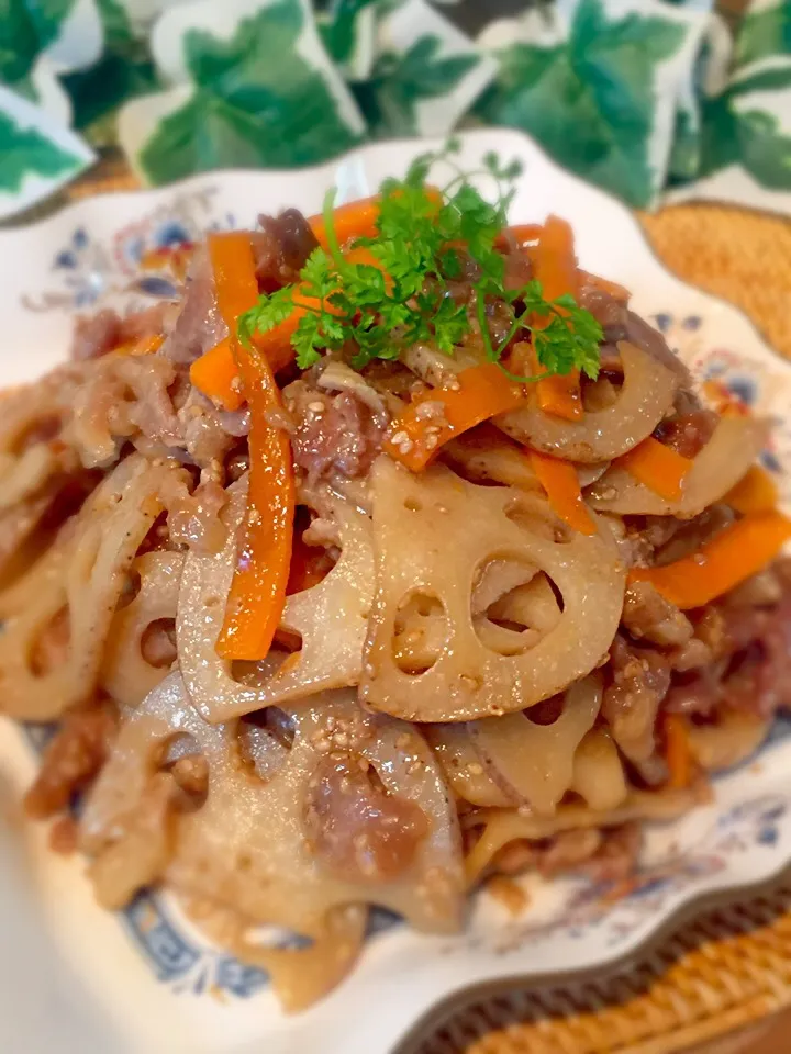 Snapdishの料理写真:まるまちゃんの料理 豚肉とレンコンの炒め物|あゆさん