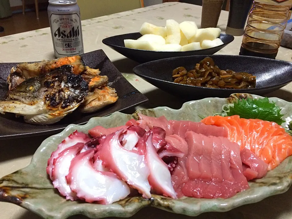 シャケのアラの塩焼きとお刺身盛り合わせ❤️|makoさん