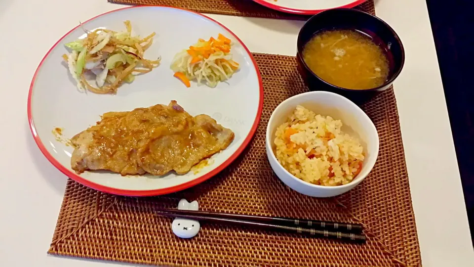 今日の夕食　豚肉の香味ソース、セロリとさきいかの和え物、切り干し大根の煮物、トマトの炊き込みご飯、えのきの味噌汁|pinknari🐰🌈さん