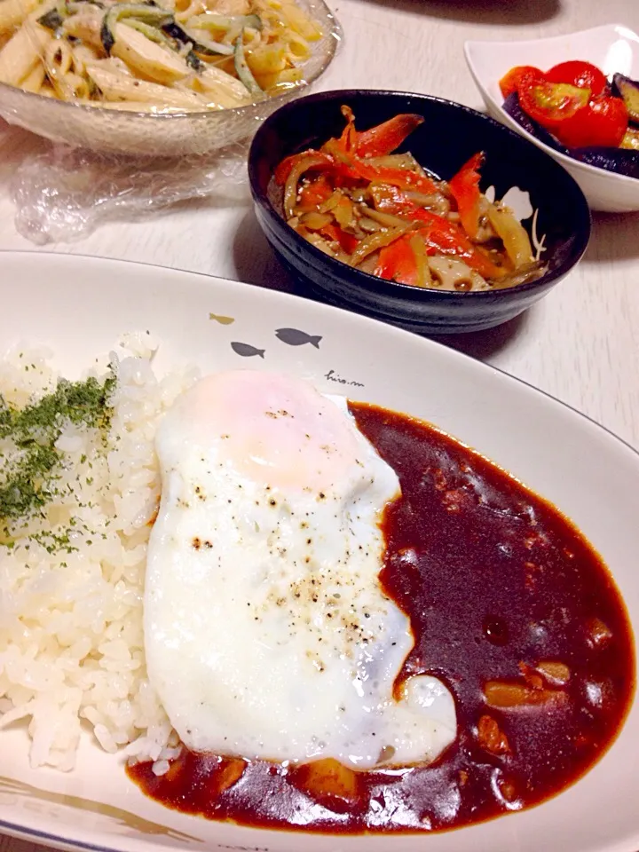 ハヤシカレーライス〜目玉焼きのせ、ナスとミニトマトのマリネ、きんぴら、サラダ|あやにん食堂さん