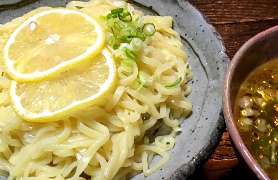 新発売⁉️❓
「マルちゃん正麺 みそ味つけ麺」

そんなあほな〜|muutさん