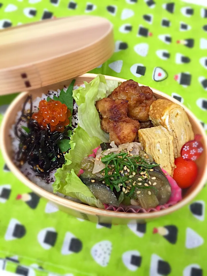 🍙ゆかりご飯（昆布、いくら）
🍙唐揚げ
🍙ミニトマト
🍙卵焼き
🍙茄子と豚肉の味噌炒め|pindoraさん