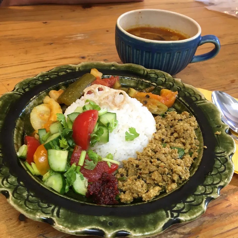 スパイスプレート！  裸麦入りご飯 バジル入りガパオキーマ 夏野菜の煮物コリアンダーシードの香 カチュンバル スリランカ風チキンカリー、ルヌミリス|kctreeさん