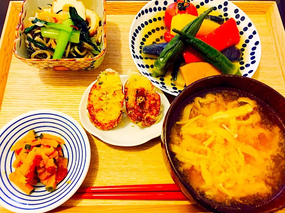 …とある日の朝ごはん🍳 （ひじきの五目ペペロンチーノ風、夏野菜の揚げびたし🍅、ちくわの磯辺揚げ、かぼちゃのきんぴら、えのきとお揚げの味噌汁）|Tinaさん