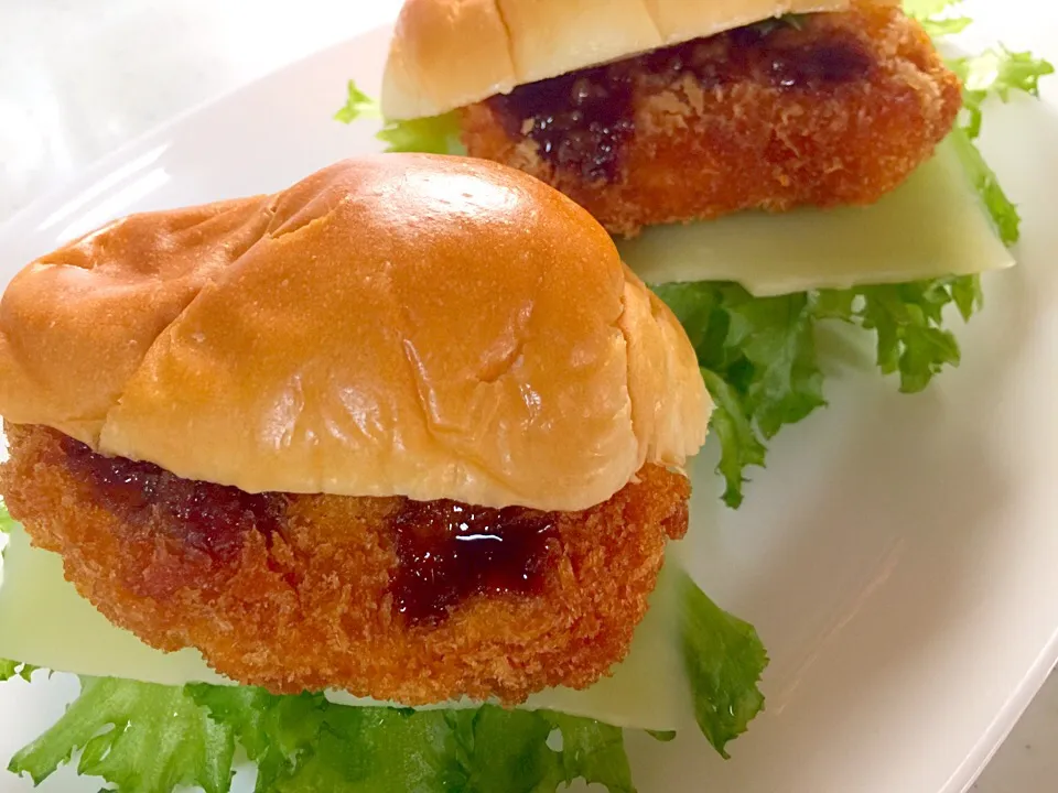 朝ごパン🍞
  サックサクの海老カツを買ってきて（笑）チーズとレタスはさみましたぁ〜|Loveミニーさん