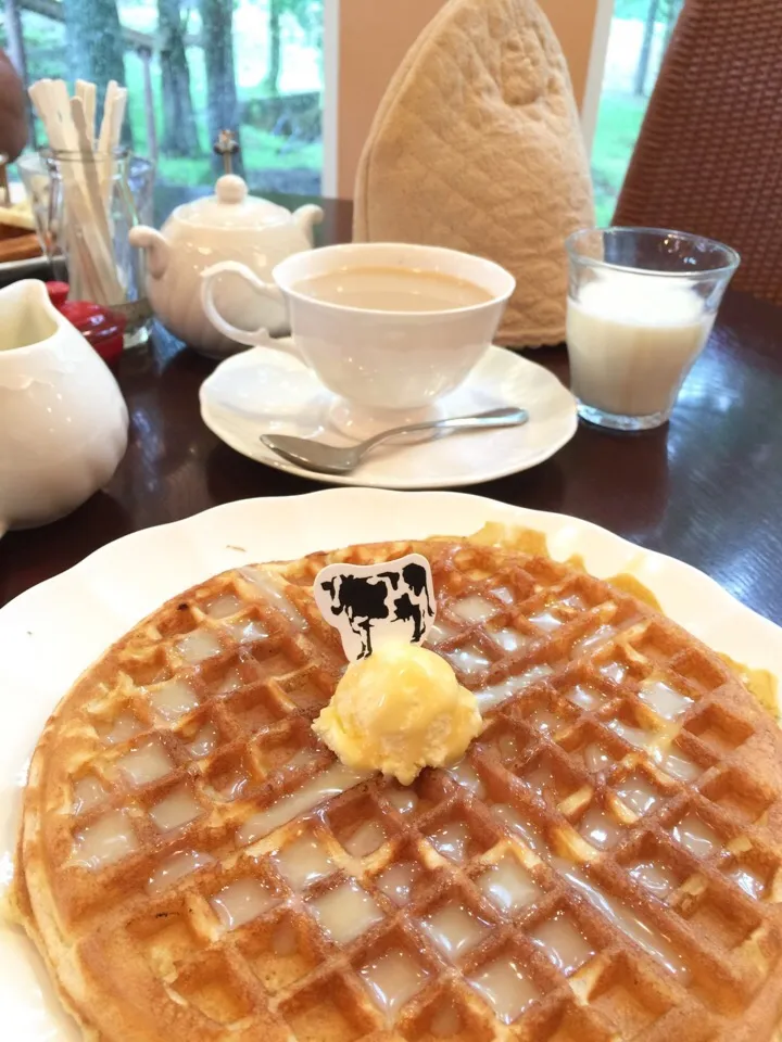 【北海道湯巡り中】クロテッドクリーム&ミルクジャム ワッフルとイングリッシュミルクティーのセット|hiroさん