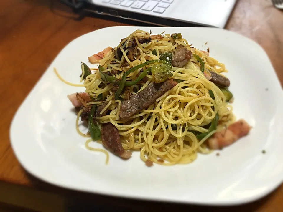 Snapdishの料理写真:牛肉とベーコン、ピーマンのイタリアハーブパスタ！|ひろゆきさん