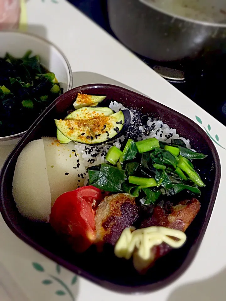 パパお弁当🍱  メンチカツ  わかめとツルムラサキ、丘わかめの酢の物  茄子の漬物  トマト  梨|ch＊K*∀o(^^*)♪さん