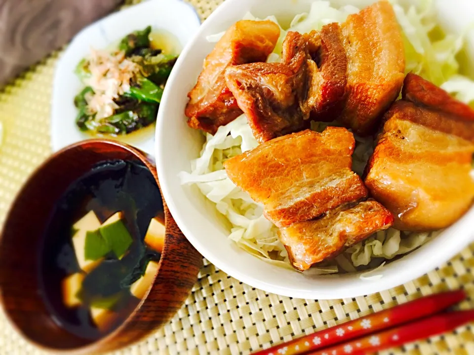 豚の角煮丼、ししとうの焼きびたし、お味噌汁|ありかさん