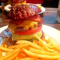 Snapdishの料理写真:HUNGRY HEAVEN  ベーコンレタスチーズバーガー|kkkyokoさん