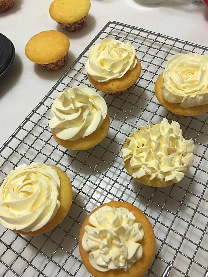 Lemon cupcakes in swiss meringue buttercream|Trish Wongさん