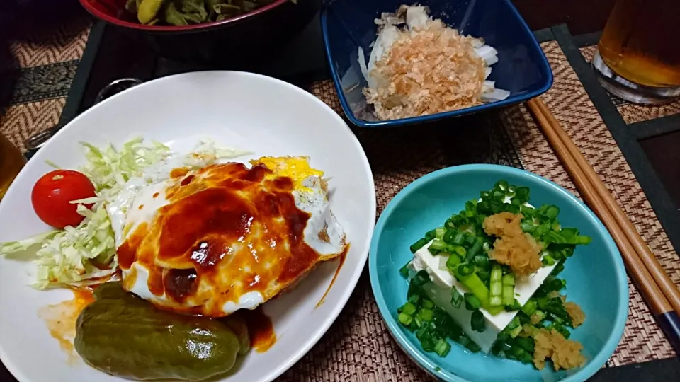 ハンバーグ目玉焼きのせビーマン添え&オニオンスライス&冷奴|まぐろさん