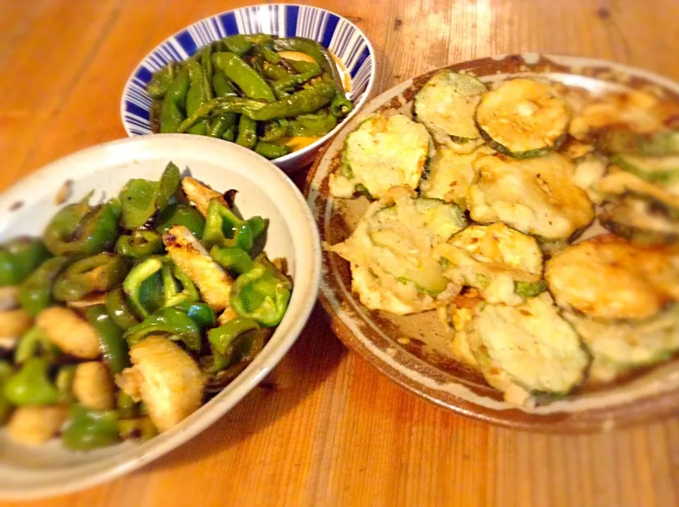 Snapdishの料理写真:万願寺とうがらしの焼き浸し、パプリカの油揚げ炒め、ズッキーニの天ぷら|Sachiko Shinndoさん