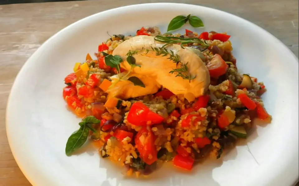 Fines herbes Ratatouille avec poulet et aux freekeh comme les synthèses d' Alain Ducasse.
フィーヌゼルブ・ラタトゥイユ。
名残のハーブと細かな夏野菜の煮もの青麦入り鶏ササミ添えアラン･デュカス風。|KimaLABOさん