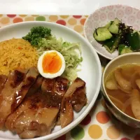 Snapdishの料理写真:ドライカレーと鶏のソテーのワンプレート・塩昆布きゅうり・ソーセージ入りのコンソメスープ