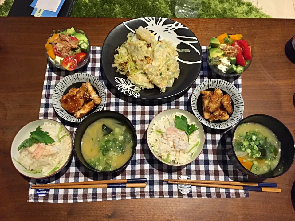 Snapdishの料理写真:週末ごはーん♡かにご飯、ピリ辛チキン、エビ餃子、モリモリ豆腐サラダ、かぼちゃと玉ねぎとワカメの味噌汁|未来さん