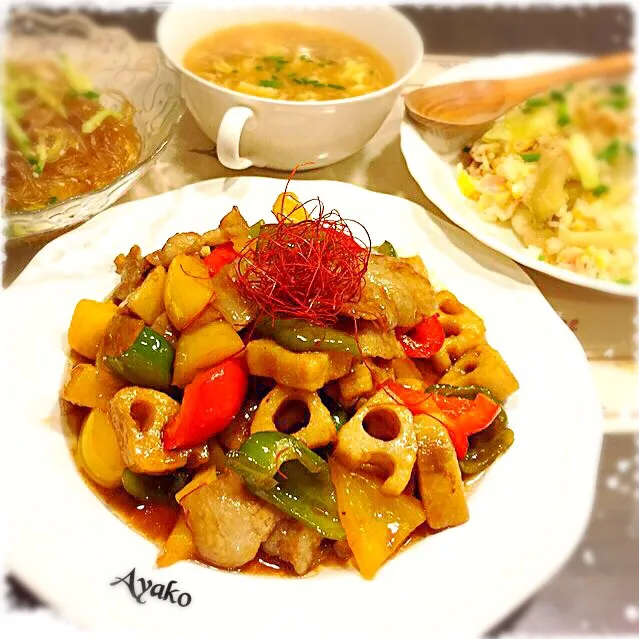 豚バラとシャキシャキ蓮根の黒酢ソース炒め、レタス炒飯、春雨サラダ、豆腐の酸辣湯|亜矢子さん