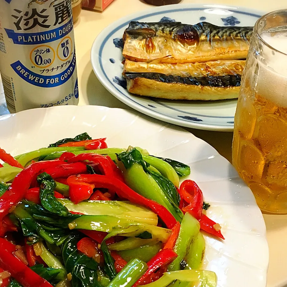 Snapdishの料理写真:青梗菜と赤ピーマンのオイスターソース炒め&塩サバ&ビール(＾ｰ^)ノ|巧亭さん