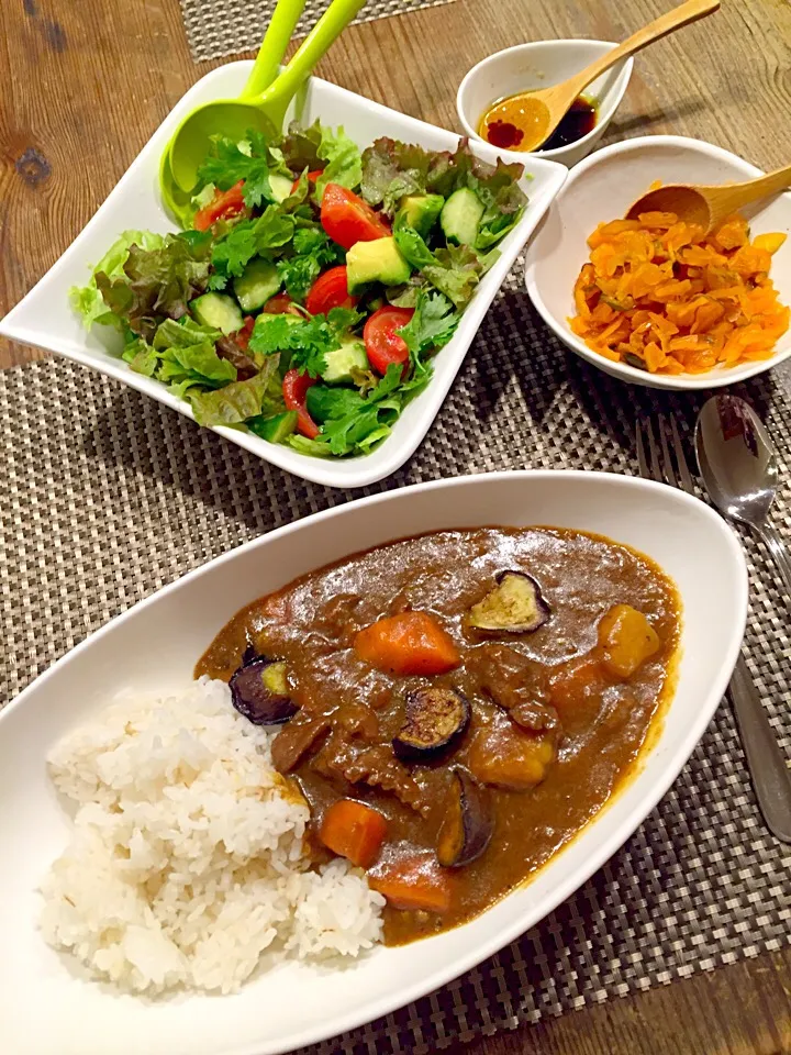 ビーフカレー🍛アボカドとパクチーのグリーンサラダ🌿|まみりんごさん