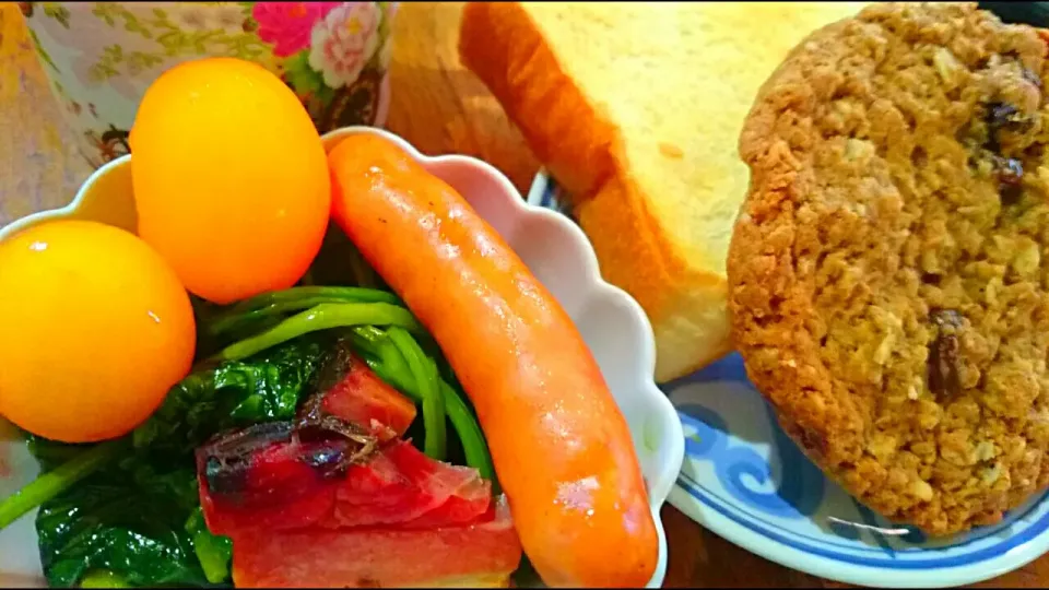 Snapdishの料理写真:16'8/21 朝ごぱん🍞🍪
ミニ食パン❤ コストコのスパイスとレーズン クッキー✨|メイメイda.さん