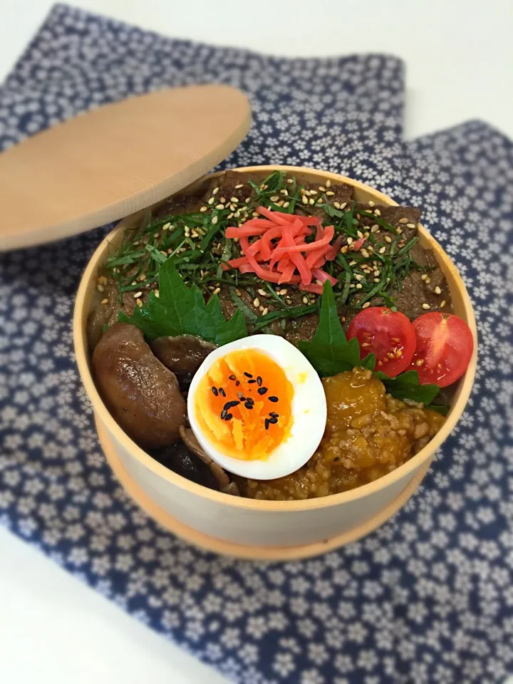 Snapdishの料理写真:🍙カルビ丼
🍙ゆで卵
🍙ミニトマト
🍙南瓜のトロトロ煮
🍙椎茸のバターソテー|pindoraさん