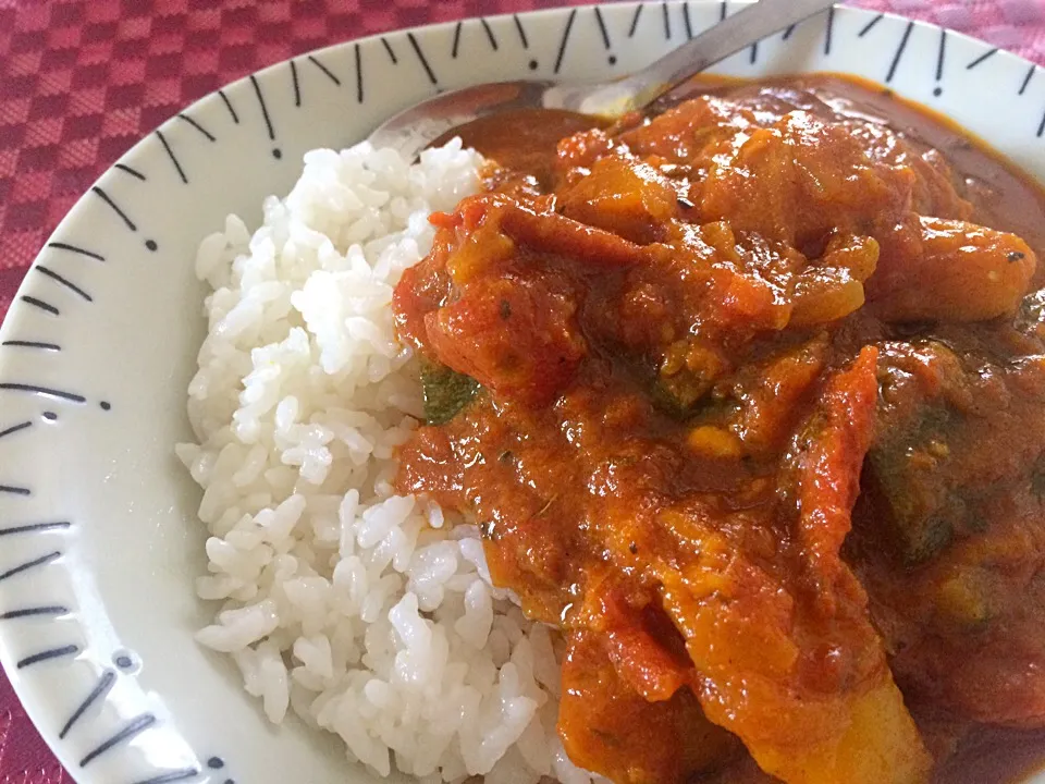 Snapdishの料理写真:夏野菜のスパイシーレッドカレー|ユキ❄︎ミライさん