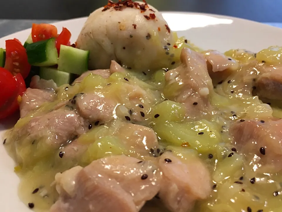 Snapdishの料理写真:チキンの蜂蜜キウイ炒め
Chicken honey kiwi with garlic mushed potato|ぞうさんのお台所さん