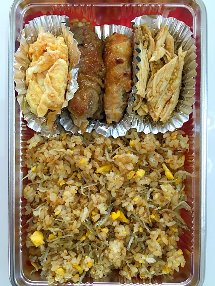 手作り弁当（じゃこおかかチャーハン、トマトと卵の炒め物、野菜の肉巻き、棒棒鶏）|ゆずっこさん