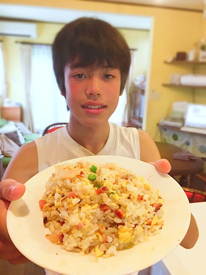 日焼けして目の下赤いりゅうちぇる風三男くんが作る炒飯🌤|大久保 掬恵さん