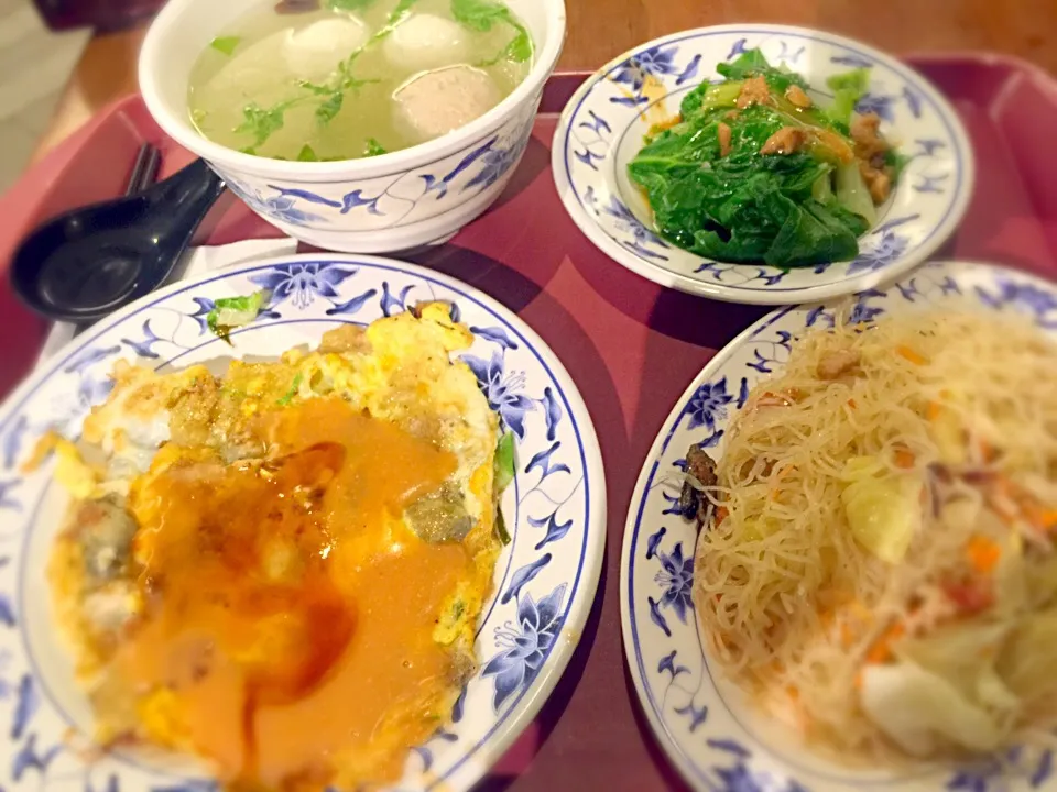 牡蠣のオムレツ定食 ビーフンとスープと野菜|チカさん