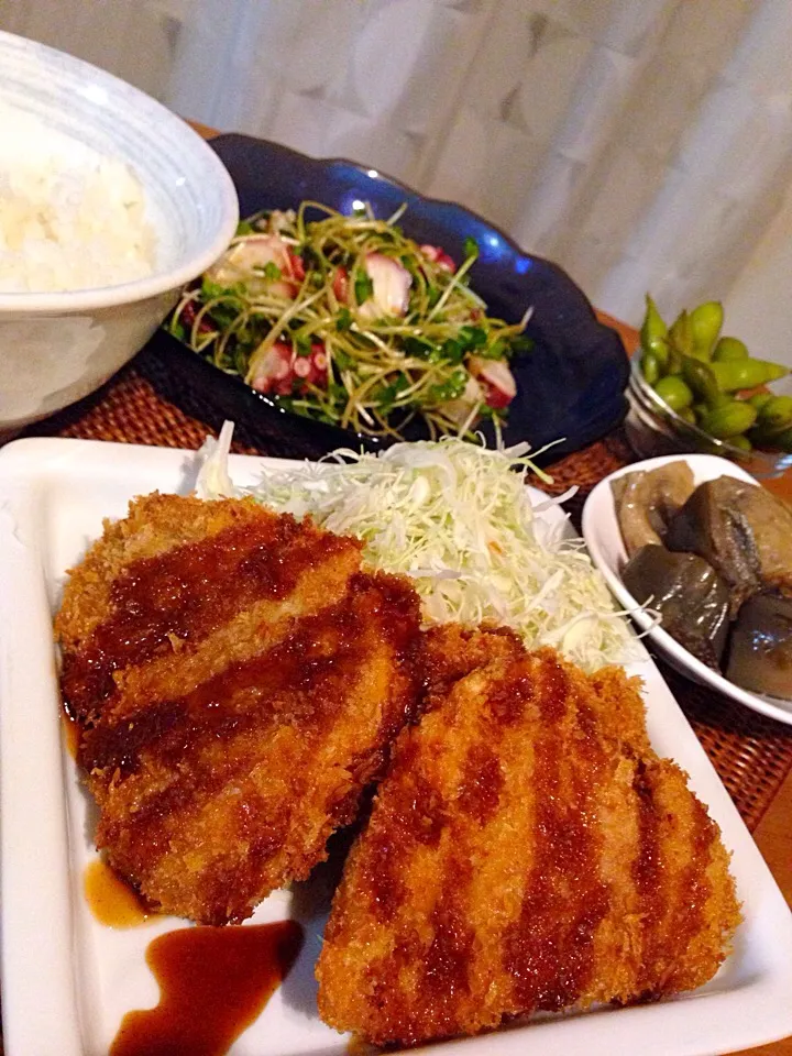 中2息子の家庭科の宿題の1日家事体験の夕飯。カツが大好きな息子。しかし一緒に作ったことが無かったので、初体験。カツって美味いけど、作るの大変なんだねー、主婦は大変だ、との感想でした😊 ヒレカツ、蛸とカイワレの金華辣油和え、茄子とあげの煮物、枝豆😋|アイさん