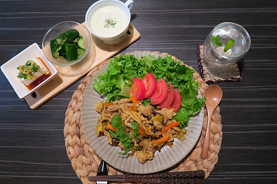 今夜のおうちごはん。夏野菜と豚肉のドライカレー風炒め、ろく助塩のたたき胡瓜、パクチータレ冷奴、手作り枝豆冷製スープです。|かれんさん