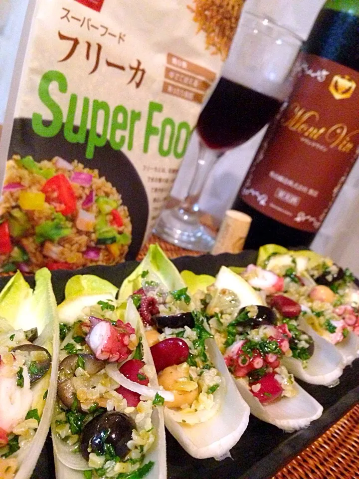 フリーカサラダのチコリーボート😋🍷✨ SD様、はくばく様ありがとうございます‼️ ひじょうに興味があったフリーカが我が家に〜🎵🎵🎵 今日は茹でて、レモンが効いたマリネサラダにしました😄 チコリーが半額だったから、のせてみたけど、チコリーいらない笑 そのままスプーンでばくばく食べたい‼️ かみごたえがよいですね❤️すごい|アイさん