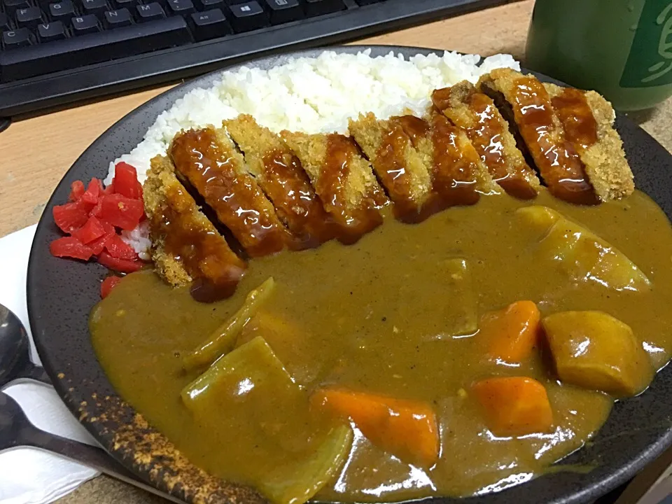 ビーフカツカレーどうしてもビーフカツをウェルダンで揚げてしまうので〜ミディアムで揚げる〜トレーニングをしています〜この辺がインドネシア人には〜難しいか〜⁉️|sugimotokazuhitoさん