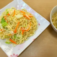 Snapdishの料理写真:塩焼きそばと中華風スープ|ちぃちゃんさん