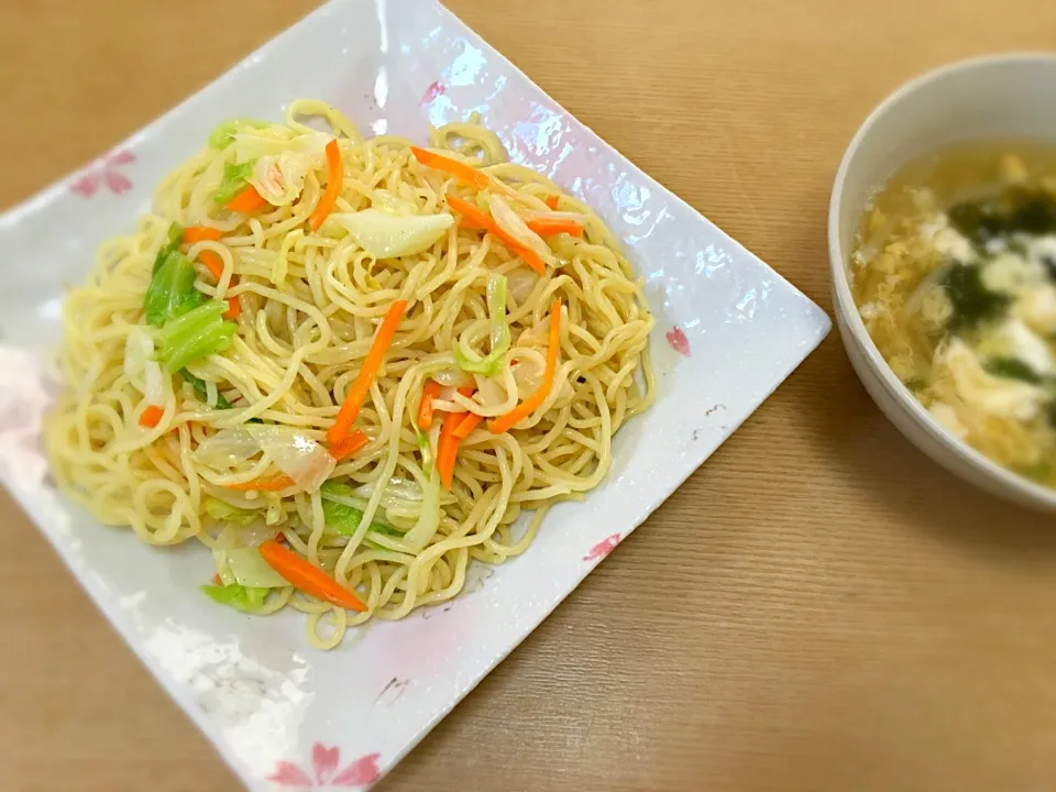 Snapdishの料理写真:塩焼きそばと中華風スープ|ちぃちゃんさん