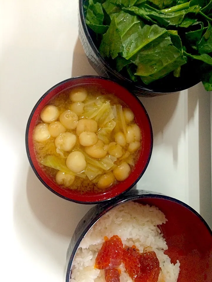 晩ごはん1部  キャベツとマメ麩の味噌汁
すじこご飯 ちぢみホウレン草のサラダ|Hitoさん