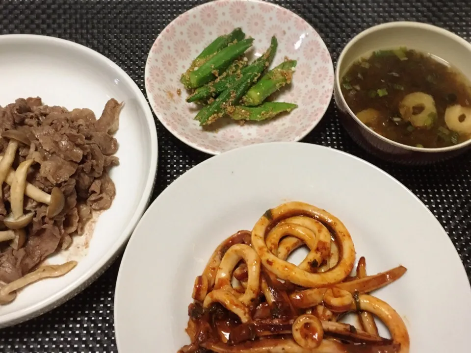 牛としめじの炒め物・オクラの胡麻和え・お味噌汁・イカの炒め物|美也子さん