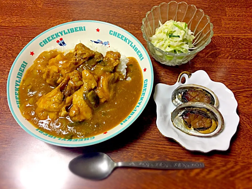 Snapdishの料理写真:夏野菜カレー、蒸しキャベツサラダ。
オマケに、とこぶしの甘辛煮！|おかんさん