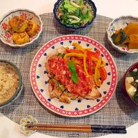 バジルとトマトソースの鶏肉グリルチキン🌿🍅
しめじとキャベツと水菜のだし和え
かぼちゃの煮物🎃
深谷ねぎボウル
わかめと豆腐のお味噌汁
玄米
