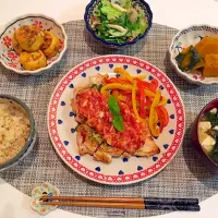 Snapdishの料理写真:バジルとトマトソースの鶏肉グリルチキン🌿🍅
しめじとキャベツと水菜のだし和え
かぼちゃの煮物🎃
深谷ねぎボウル
わかめと豆腐のお味噌汁
玄米|にゅきさん