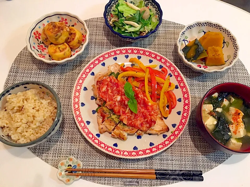 Snapdishの料理写真:バジルとトマトソースの鶏肉グリルチキン🌿🍅
しめじとキャベツと水菜のだし和え
かぼちゃの煮物🎃
深谷ねぎボウル
わかめと豆腐のお味噌汁
玄米|にゅきさん