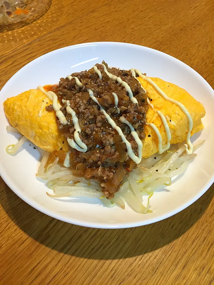 Snapdishの料理写真:優雨さんの   チーズオムレツ肉味噌ソースがけ|まつださんさん