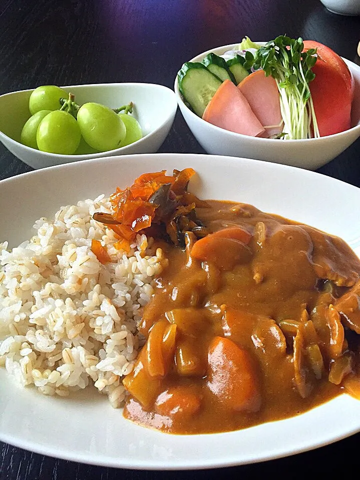 ⭐️カレーライス
⭐️ハム野菜サラダ  柚子胡椒ドレッシング
⭐️マスカット|よっちぃさん