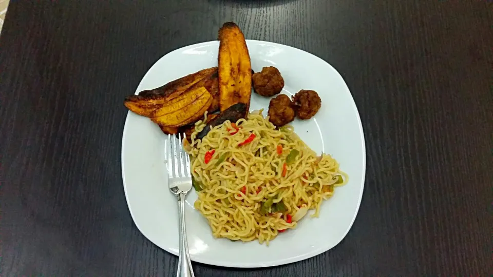 Noodles, meat balls and fried plantain|Joan Akpurhie Oghosheさん