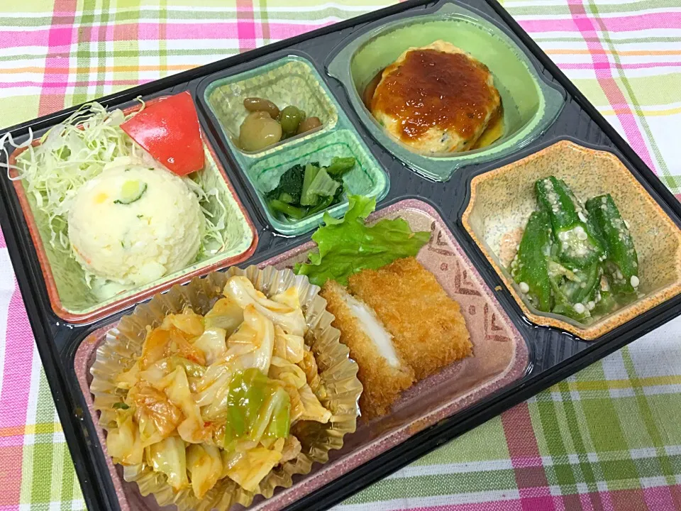 Snapdishの料理写真:豆腐ハンバーグおろしソース 日替わり弁当 豊川市宅配|Naokazu Kuritaさん